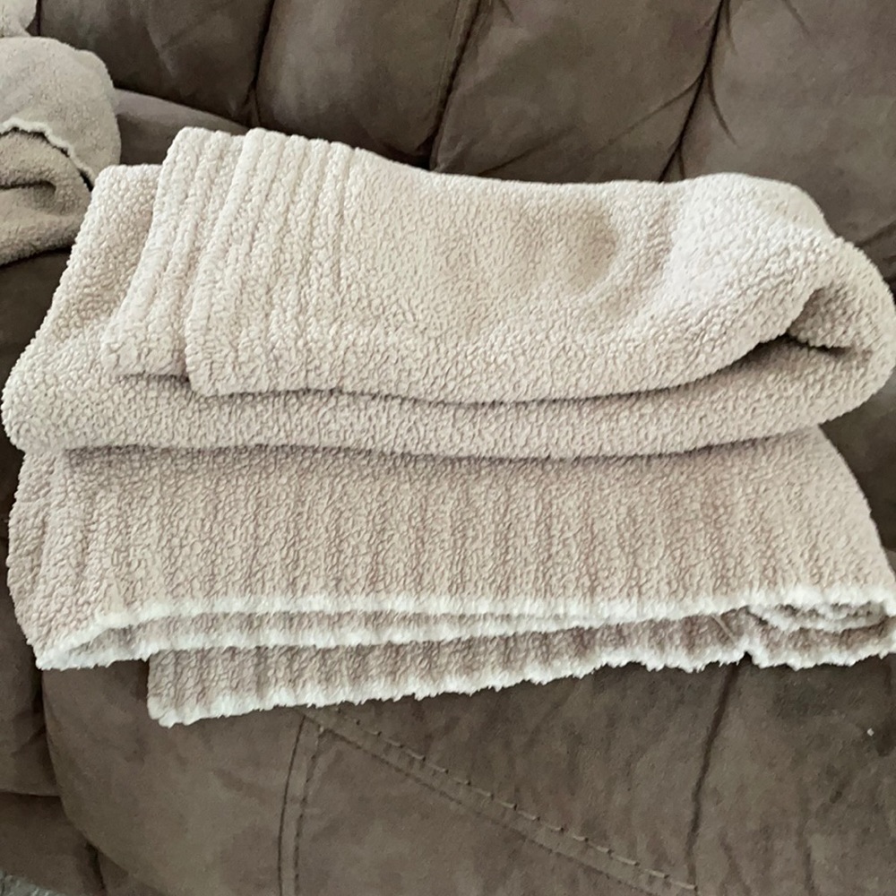 Barefoot dreams blanket (2 of 2 available)